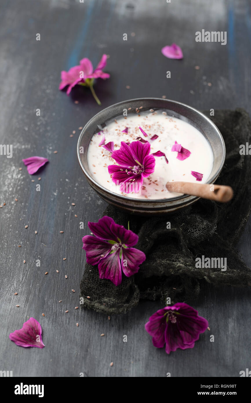 Le yogourt avec des fleurs de mauve commune et chia seeds Banque D'Images
