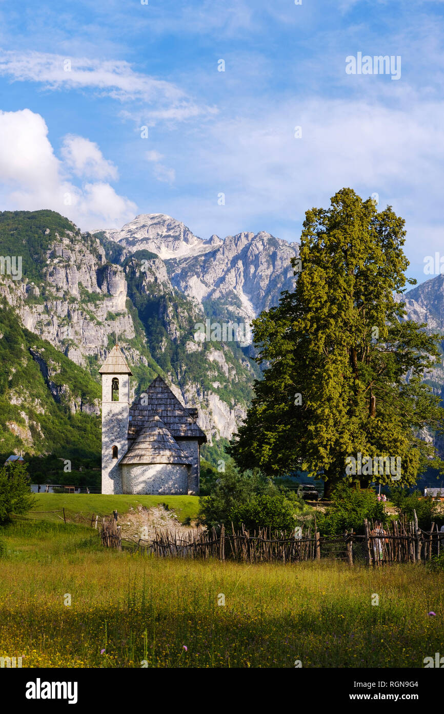 L'Albanie, comté de Shkoder, Albanais Alpes, le Parc National de Theth Theth, Église catholique, Banque D'Images