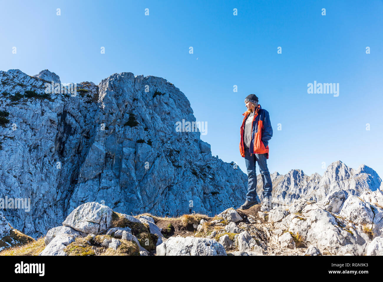 Allemagne, Garmisch-Partenkirchen, Alpspitze, Osterfelderkopf, female hiker sur viewpoint looking at view Banque D'Images