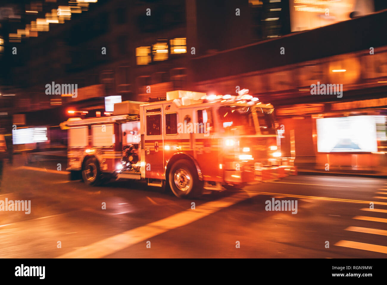USA, New York City, un camion de pompiers venant le long de la rue Banque D'Images