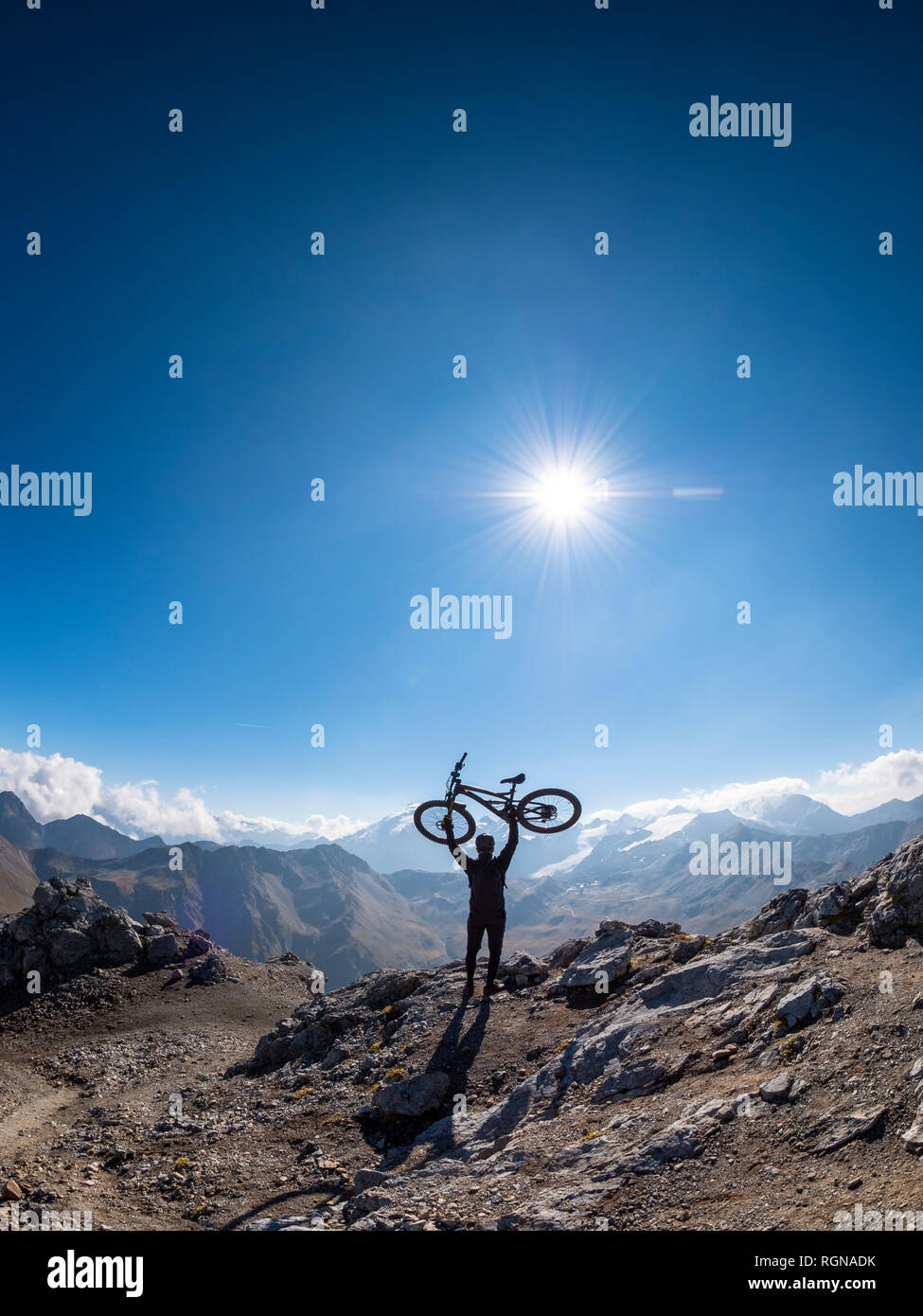 Région frontière Italie Suisse, encourageant l'homme avec mountainbike sur pic de Piz Umbrail Banque D'Images