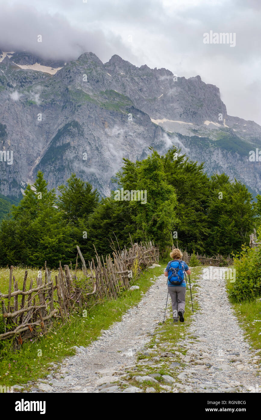 L'Albanie, comté de Shkoder, Albanais Alpes, le Parc National de Theth Theth,, female hiker Banque D'Images