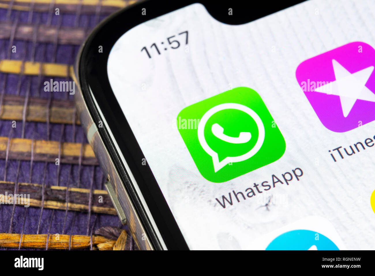 Kaliningrad, Russie, le 5 décembre 2018 : l'icône de l'application Whatsapp messenger sur Apple iPhone X de l'écran du smartphone close-up. Whatsapp messenger app je Banque D'Images