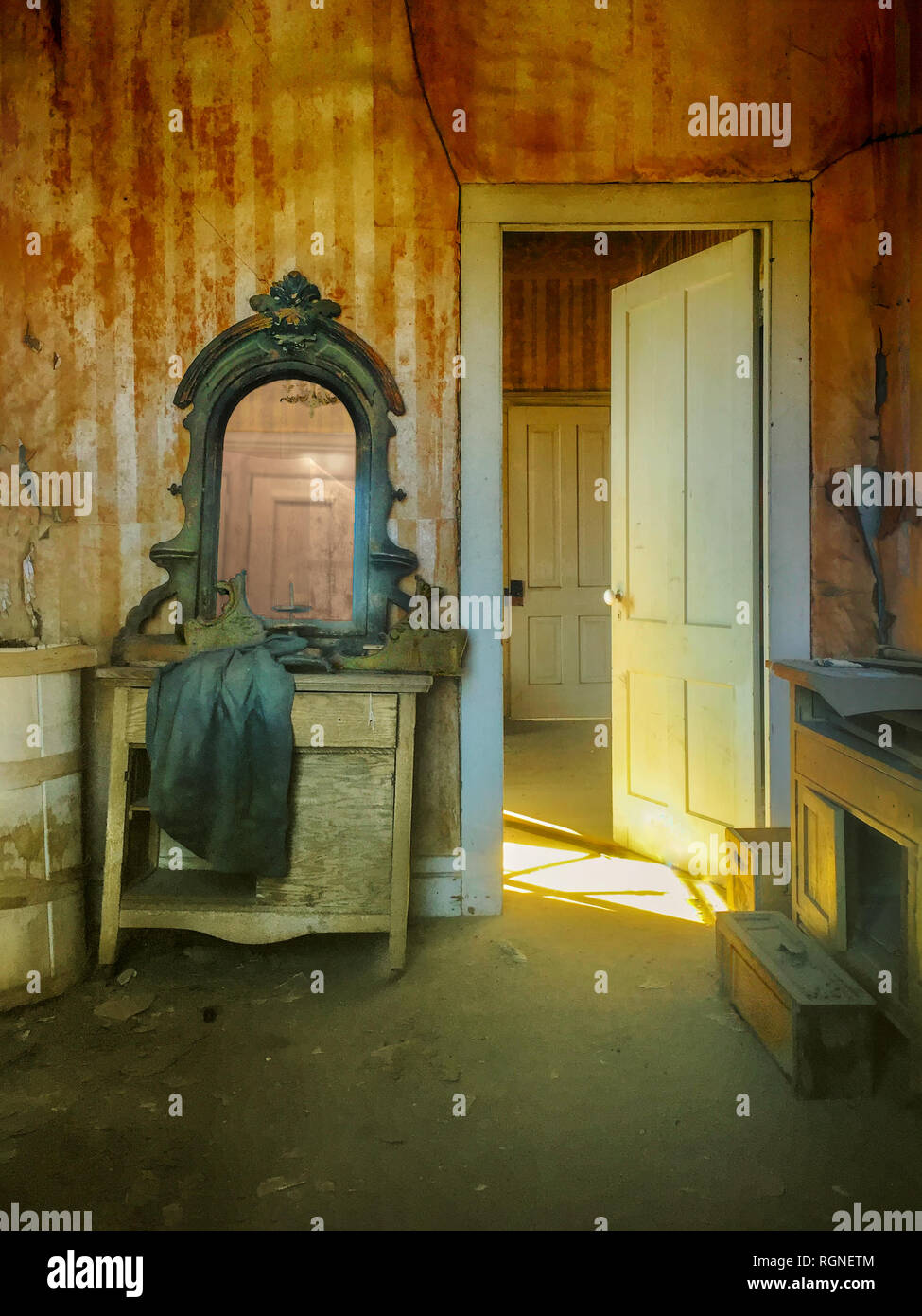 Amélioration de l'habitat. Intérieur à besoin de réparation et rénovation Banque D'Images