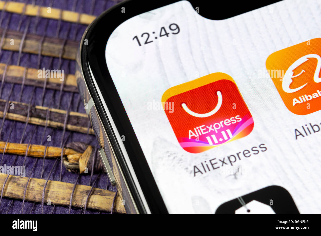 Kaliningrad, Russie, le 5 décembre 2018 : Aliexpress icône d'application sur l'iPhone Apple X de l'écran du smartphone. Aliexpress icône de l'application. Aliexpress.com est po Banque D'Images