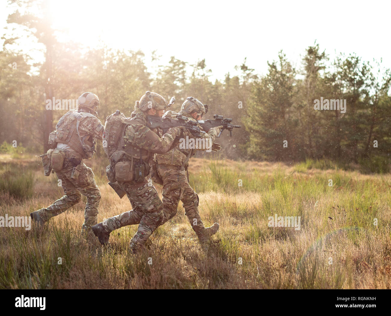 Les Forces Spéciales ukrainiennes et soldats des forces spéciales de l'Armée américaine affecté à 10e Groupe des forces spéciales (Airborne) déplacement pour un objectif au cours de l'exercice Combined Résoudre XI au Centre de préparation interarmées multinationale à Hohenfels, Allemagne, le 10 décembre 2018. Pendant les résoudre XI, un exercice avec plus de 5 500 participants de 16 nations, les forces spéciales a mené des opérations dans le territoire occupé par l'ennemi afin de soutenir et de communiquer avec les forces classiques. (U.S. Photo de l'armée par le 1er Benjamin Haulenbeek) Banque D'Images