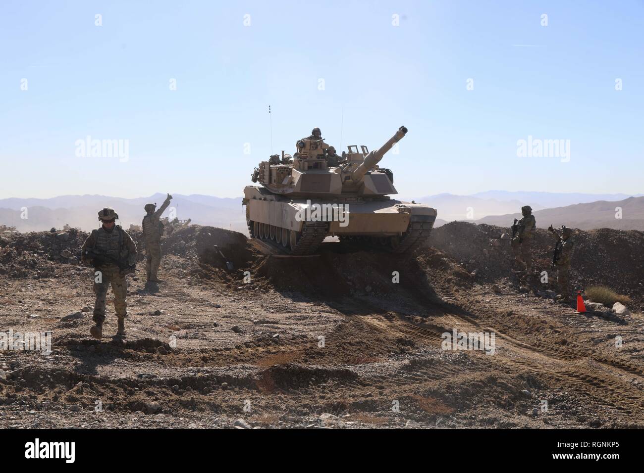 Les soldats de l'Armée américaine affecté à 2e Escadron, 7e régiment de cavalerie blindée, 3e Brigade Combat Team, 1re Division de cavalerie, de Fort Hood, au Texas, un guide M1A2 Abrams tank point par la brèche lors d'un exercice de tir réel au cours de l'action décisive 19-03 Rotation au Centre National d'entraînement, Fort Irwin, en Californie, le 23 janvier 2019. Les rotations des mesures décisives à l'armée d'assurer NTC Brigade Combat équipes restent polyvalents, adaptés aux besoins, et toujours disponible pour les générations actuelles et les éventualités. (U.S. Photo de l'armée par le Cpl. Guy Mingo, Operations Group, National Training Center) Banque D'Images