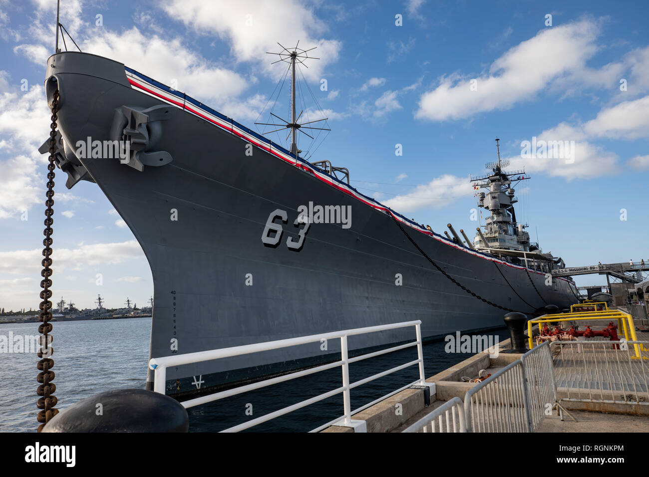 Le cuirassé USS Missouri est mis en place pour les visiteurs pour la Journée de l'histoire de "vivre" à l'événement le cuirassé Missouri Memorial, Pearl Harbor, le 26 janvier 2019. La célébration commémore le cuirassé's premier lancement en 1944, plus le 20e anniversaire en tant que monument maritime éducatif à Pearl Harbour. La journée a mis en évidence l'histoire vivante des événements historiques qui ont eu lieu sur le Mighty Mo, tandis que les partenaires, exposants et militaire mis en place l'exposition statique pour l'événement. (U.S. Marine Corps photo par le Sgt. Jésus Sepulveda Torres) Banque D'Images
