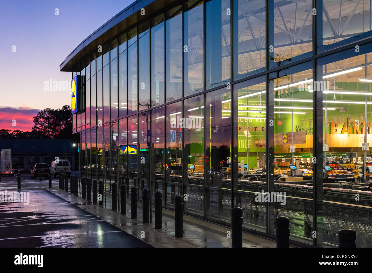 Vue intérieur/extérieur coloré de Lidl supermarché au crépuscule dans la région métropolitaine d'Atlanta, Georgia, USA. Banque D'Images