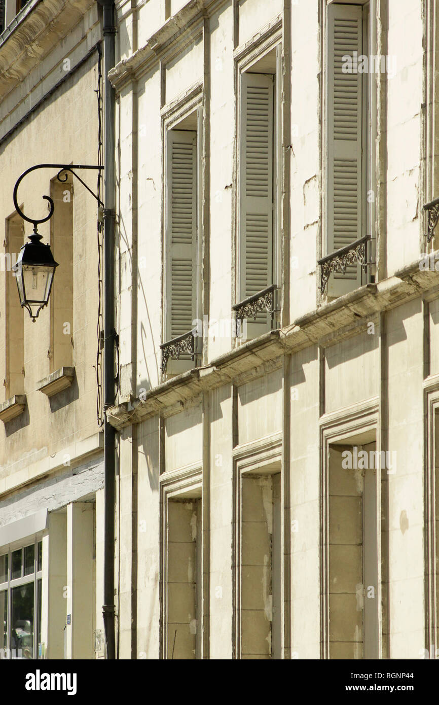 Maisons de ville française aux volets blancs et un fer à repasser classique lampe, scène de rue, France. Banque D'Images
