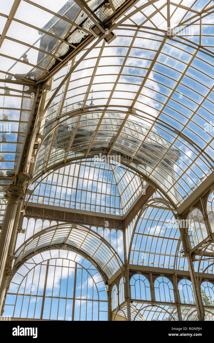 Madrid, Espagne - 2 novembre, 2018 : Intérieur de Crystal Palace, Palais de Cristal, dans le parc du Retiro Banque D'Images