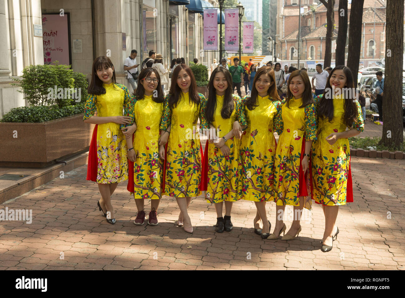 Les jeunes femmes en costume traditionnel vietnamien Banque D'Images