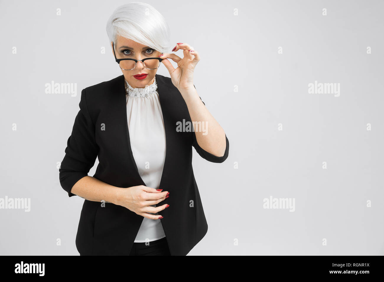 Portrait d'une dame à la confiance des entreprises dans un costume strict isolé sur un fond clair Banque D'Images