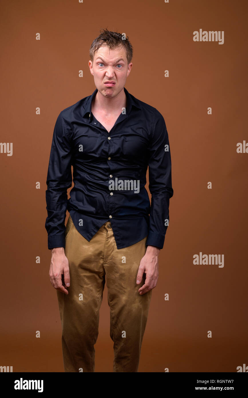 Jeune homme triste dans des vêtements mouillés à déçu et triste Banque D'Images