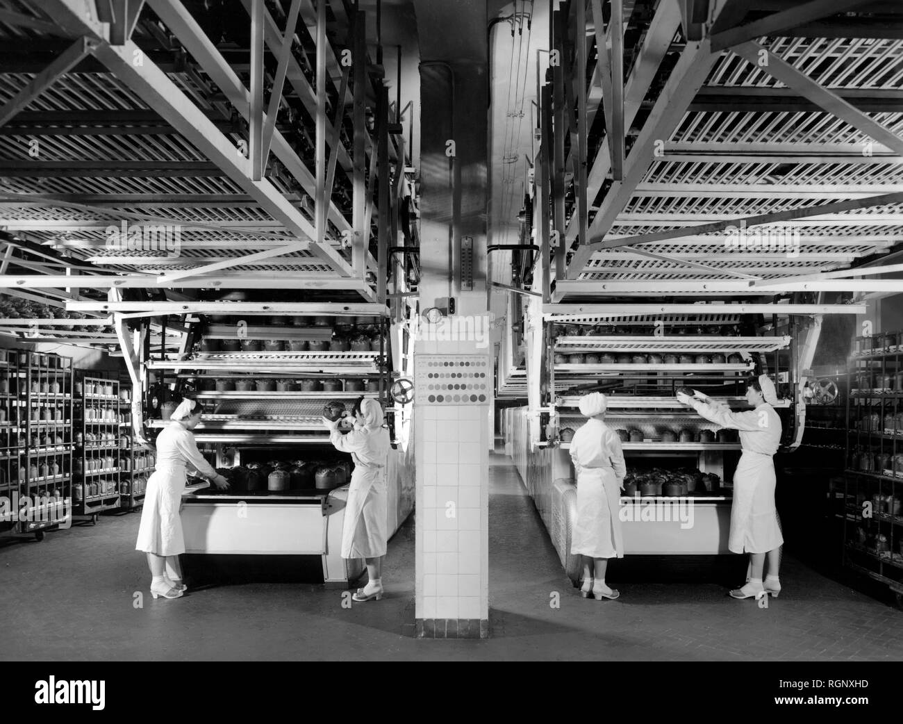 La production de l'industrie de la confiserie, panettone, four, Italie 1959 Banque D'Images