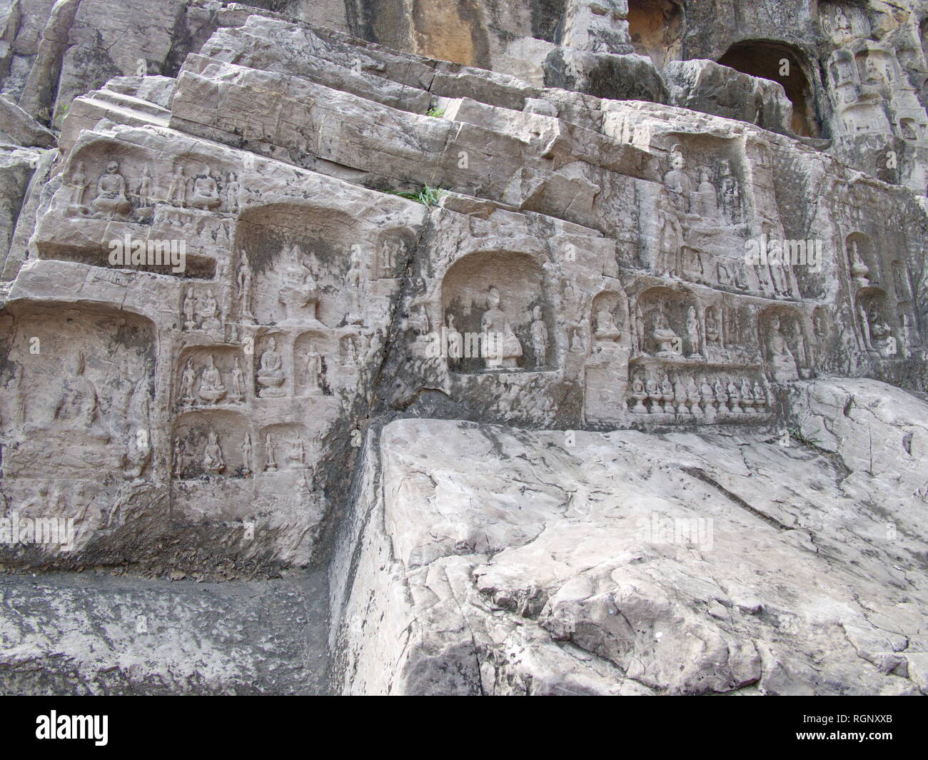 Grottes de Longmen à Luoyang. Bouddha cassée et les grottes et sculptures de pierre dans les grottes de Longmen à Luoyang, Chine. Prises en octobre 2018 14. Banque D'Images