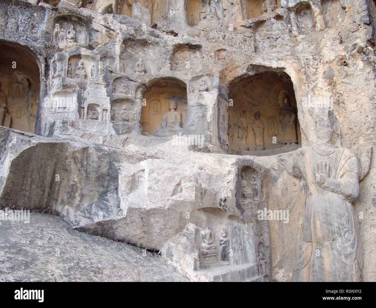 Grottes de Longmen à Luoyang. Bouddha cassée et les grottes et sculptures de pierre dans les grottes de Longmen à Luoyang, Chine. Prises en octobre 2018 14. Banque D'Images