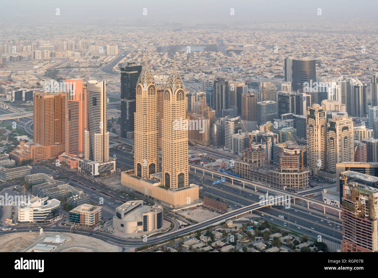 Dubaï, Émirats arabes unis - 16 Février 2018 : Vue aérienne de la centrale d'affaires Tours ou al Kazim Towers. C'est complexe de deux tours de 53 étages à Dubaï Media City Banque D'Images