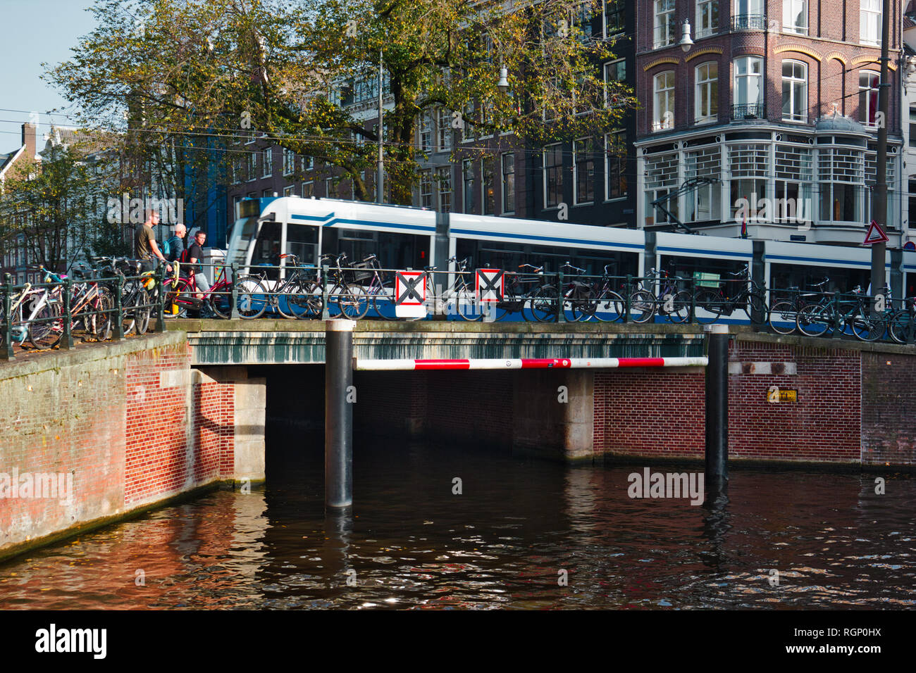 Traversée de tramway Pont sur canal et vélos garés, Amsterdam, Pays-Bas, Europe Banque D'Images