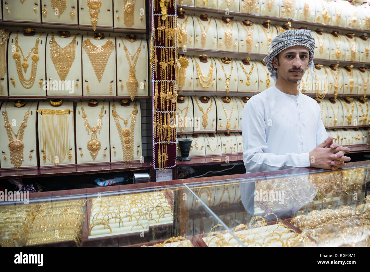 Dubaï, Émirats arabes unis - le 14 février 2018 : un revendeur de bijoux au travail dans une boutique à la Dubai Gold Souk, Emirats Arabes Unis Banque D'Images