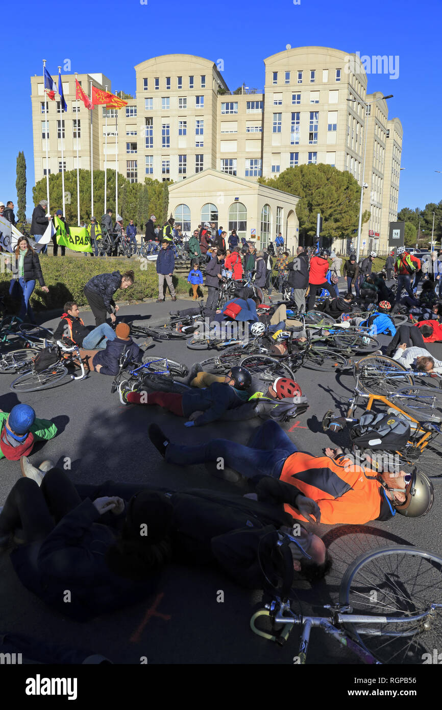 Die-In après un nouveau passage pour accident en face de l'avant-cour de l'Hôtel de région à Montpellier France Banque D'Images