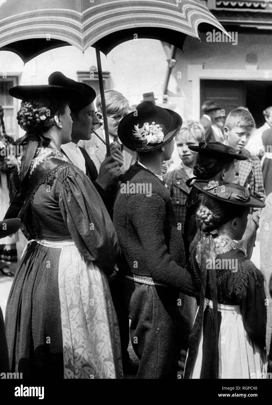 Costumes typiques, Val Pusteria, Trentin-Haut-Adige, Italie 1947 Banque D'Images