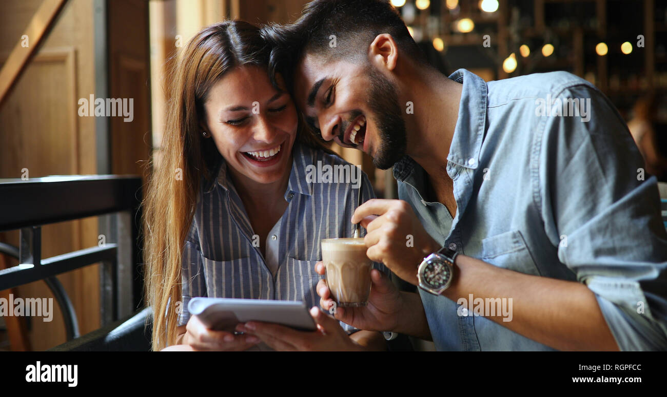 La femme et l'homme flirting in cafe Banque D'Images