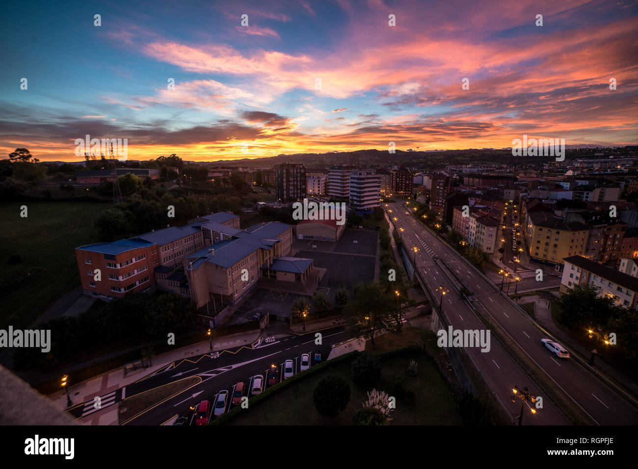 Vue panoramique de la ville, près de hautes montagnes et ciel bleu avec des nuages en journée ensoleillée Banque D'Images