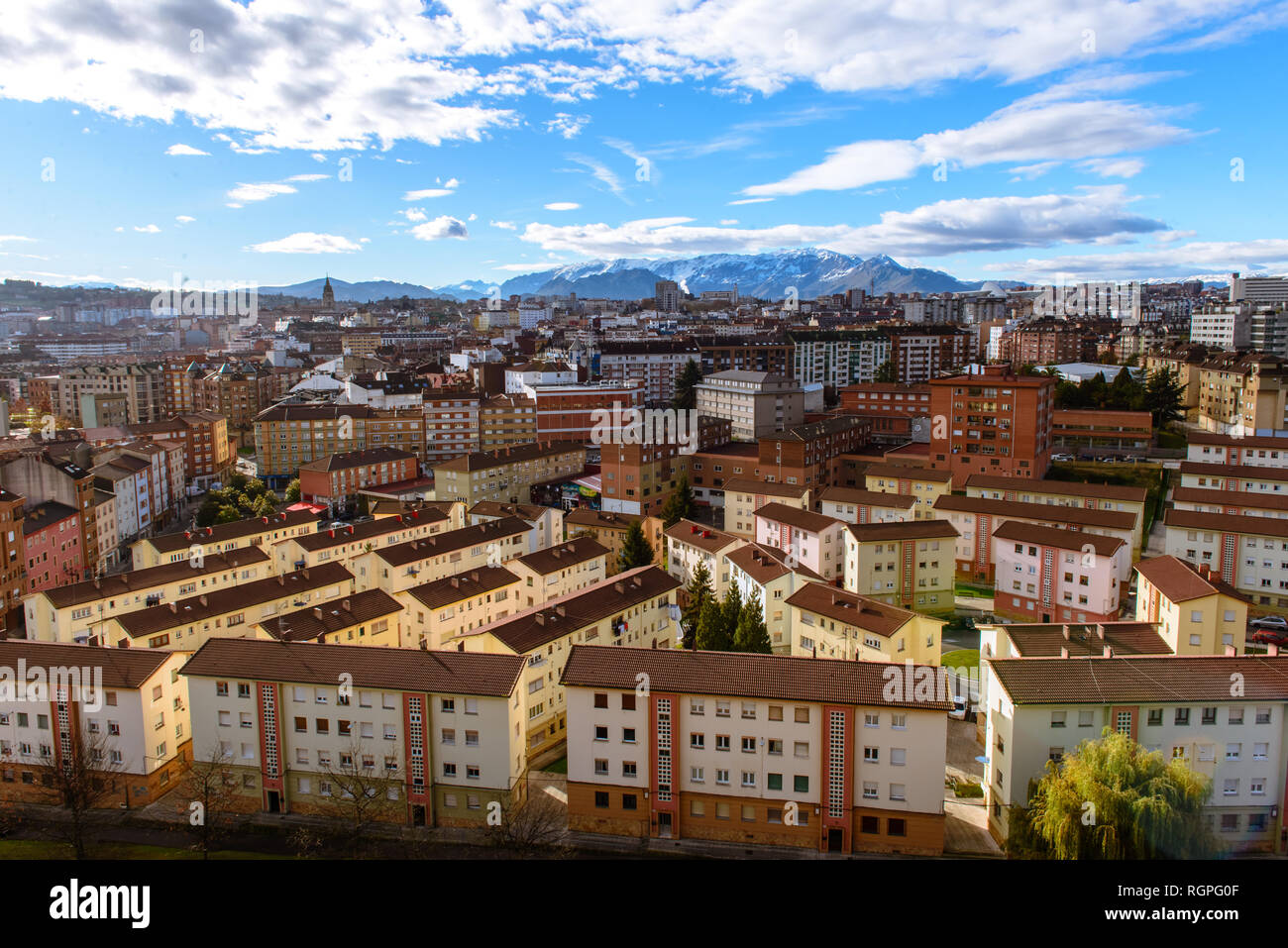 Vue panoramique de la ville, près de hautes montagnes et ciel bleu avec des nuages en journée ensoleillée Banque D'Images