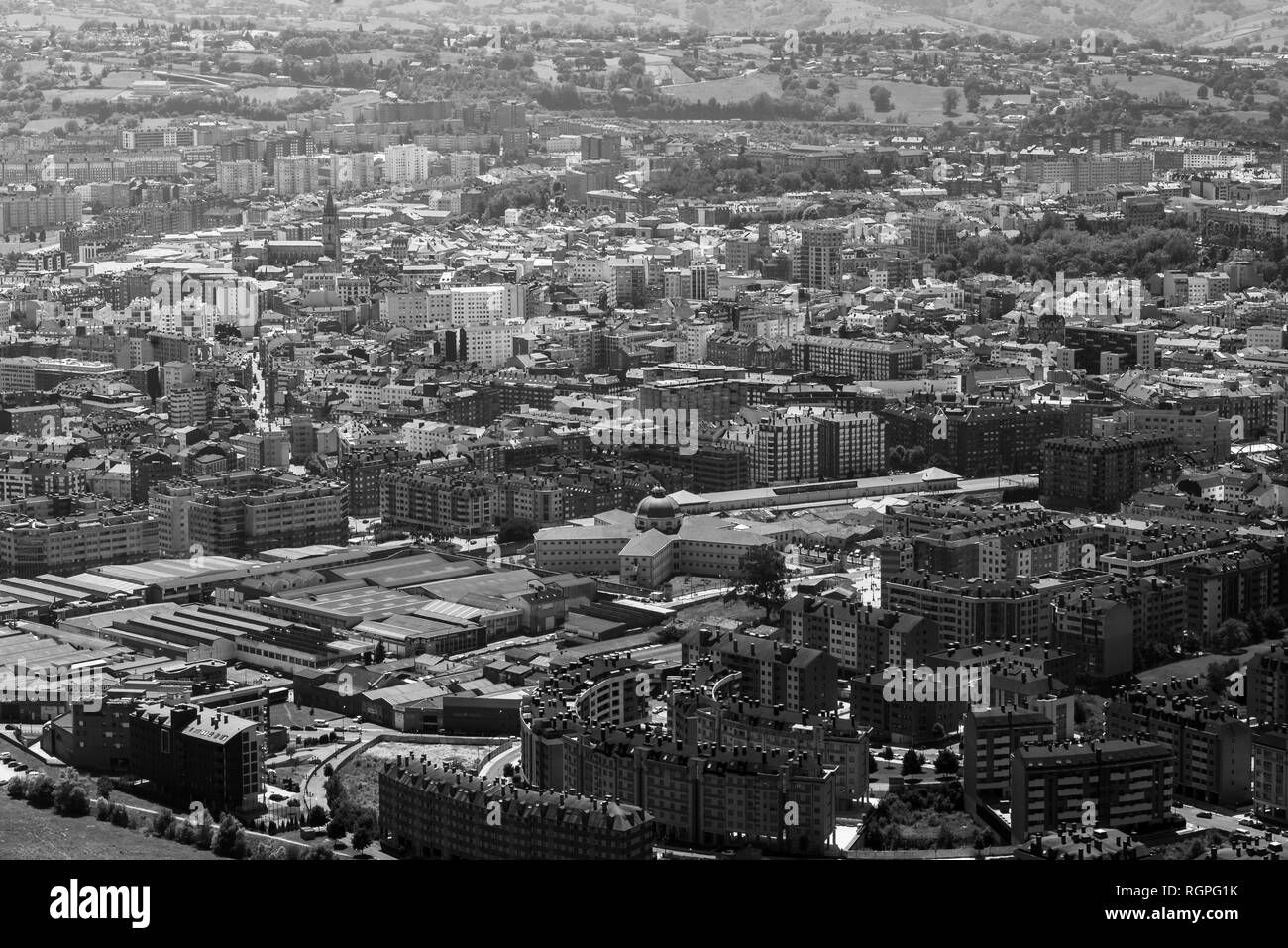 Vue panoramique de la ville, près de hautes montagnes et ciel bleu avec des nuages en journée ensoleillée Banque D'Images
