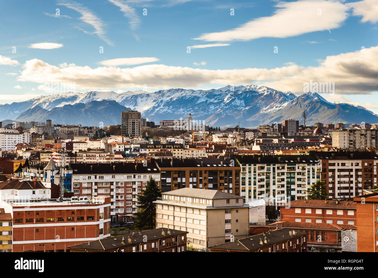 Vue panoramique de la ville, près de hautes montagnes et ciel bleu avec des nuages en journée ensoleillée Banque D'Images