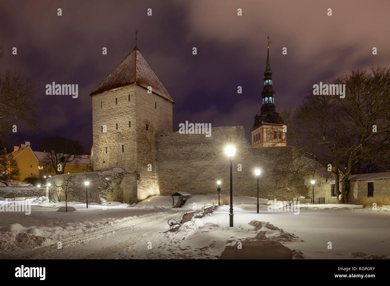 Nuit d'hiver de la ville de Tallinn en Estonie, les murs. Banque D'Images