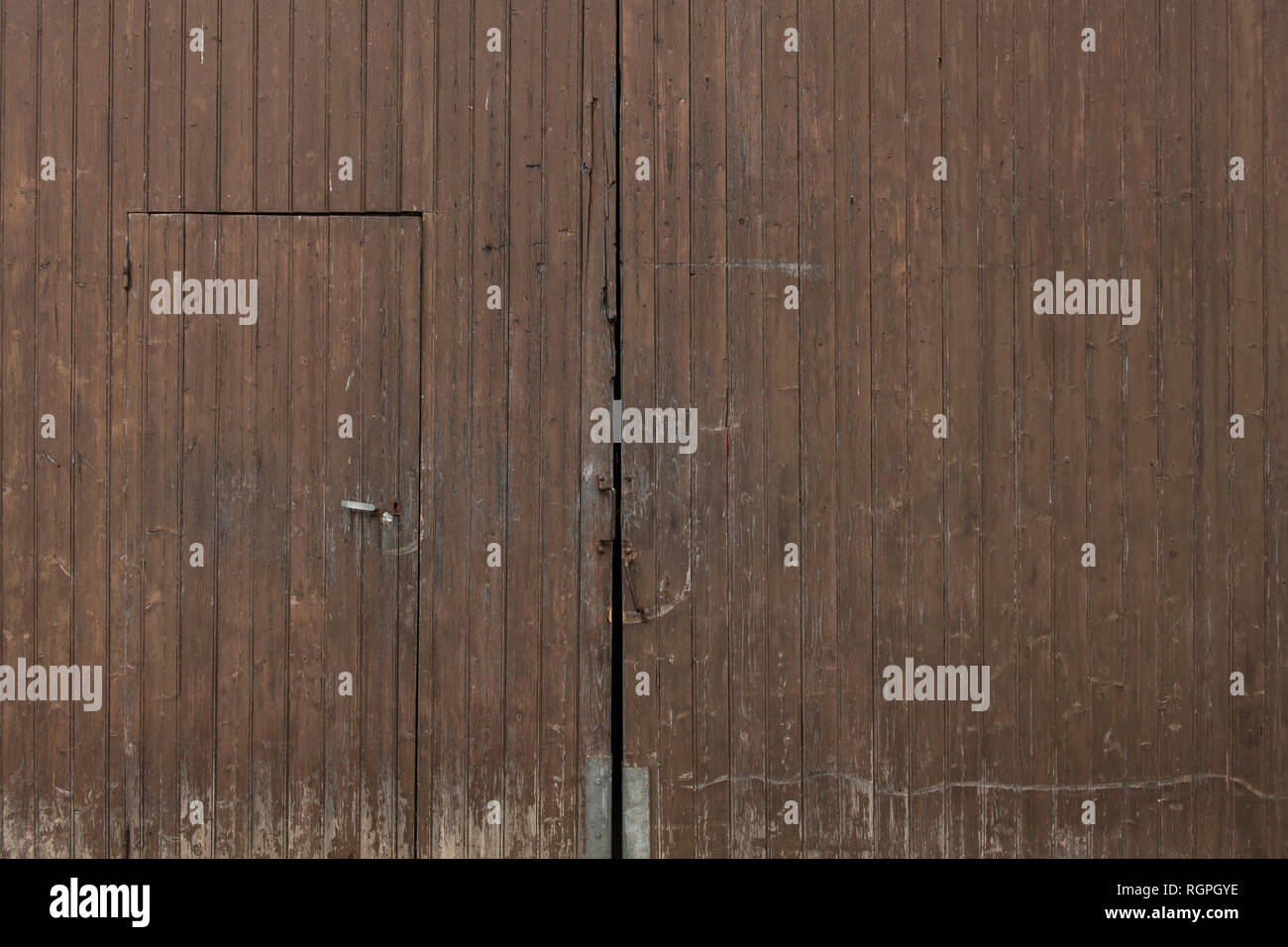 Vieille porte en bois marron avec la construction dans un village rural dans les Pyrénées Banque D'Images