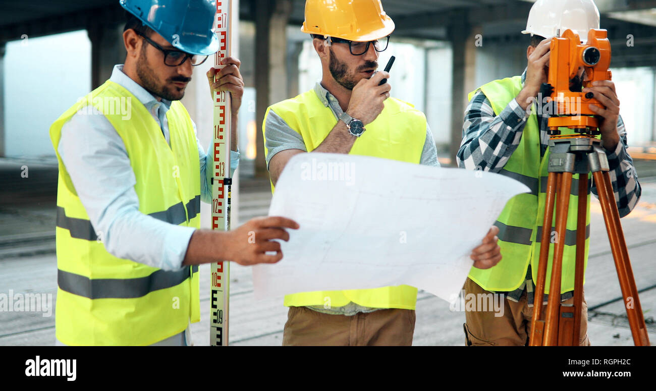 Ingénieurs en Construction, discussion avec les architectes at construction site Banque D'Images