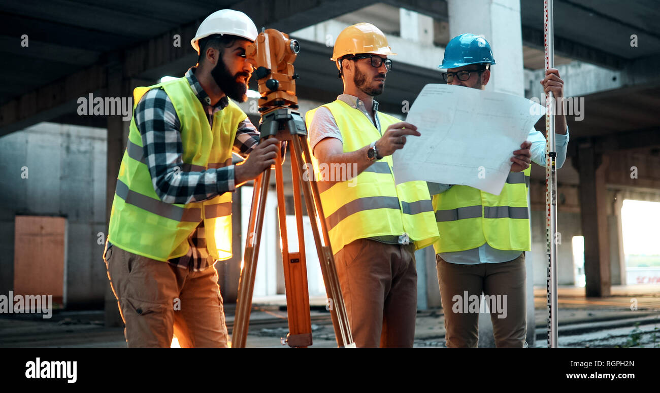 Portrait de la construction ingénieurs travaillant sur chantier Banque D'Images