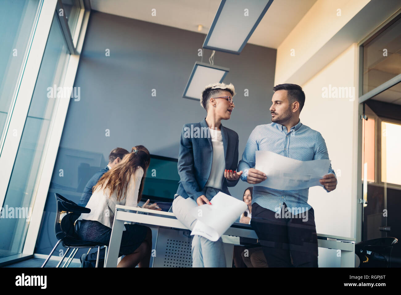 Équipe de jeunes architectes de discuter au sujet de projet Banque D'Images