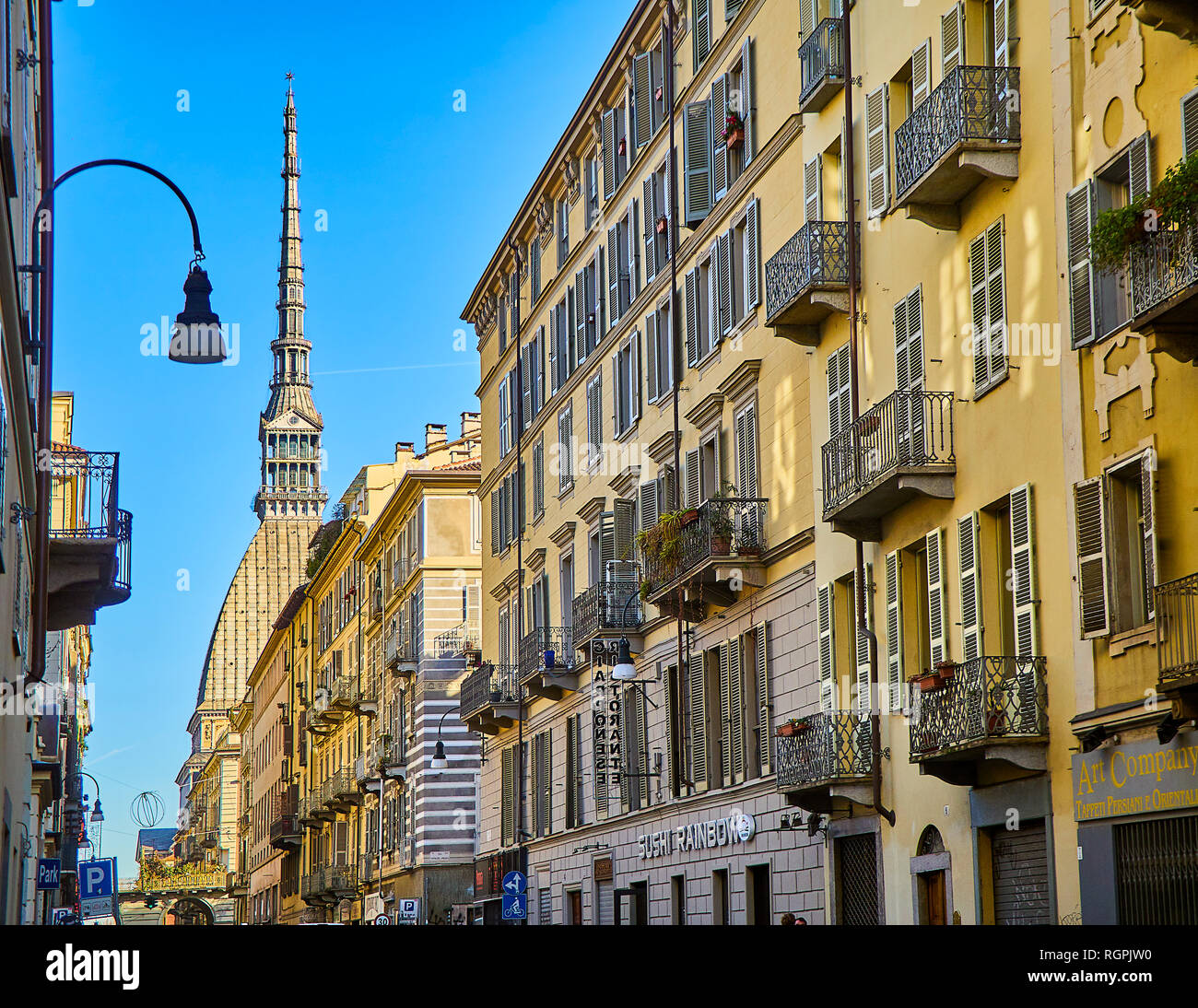 Pinnacle et Dome détail de la tour de Mole Antonelliana. Vue à partir de la Via San Massimo street. Turin, Piémont, Italie. Banque D'Images