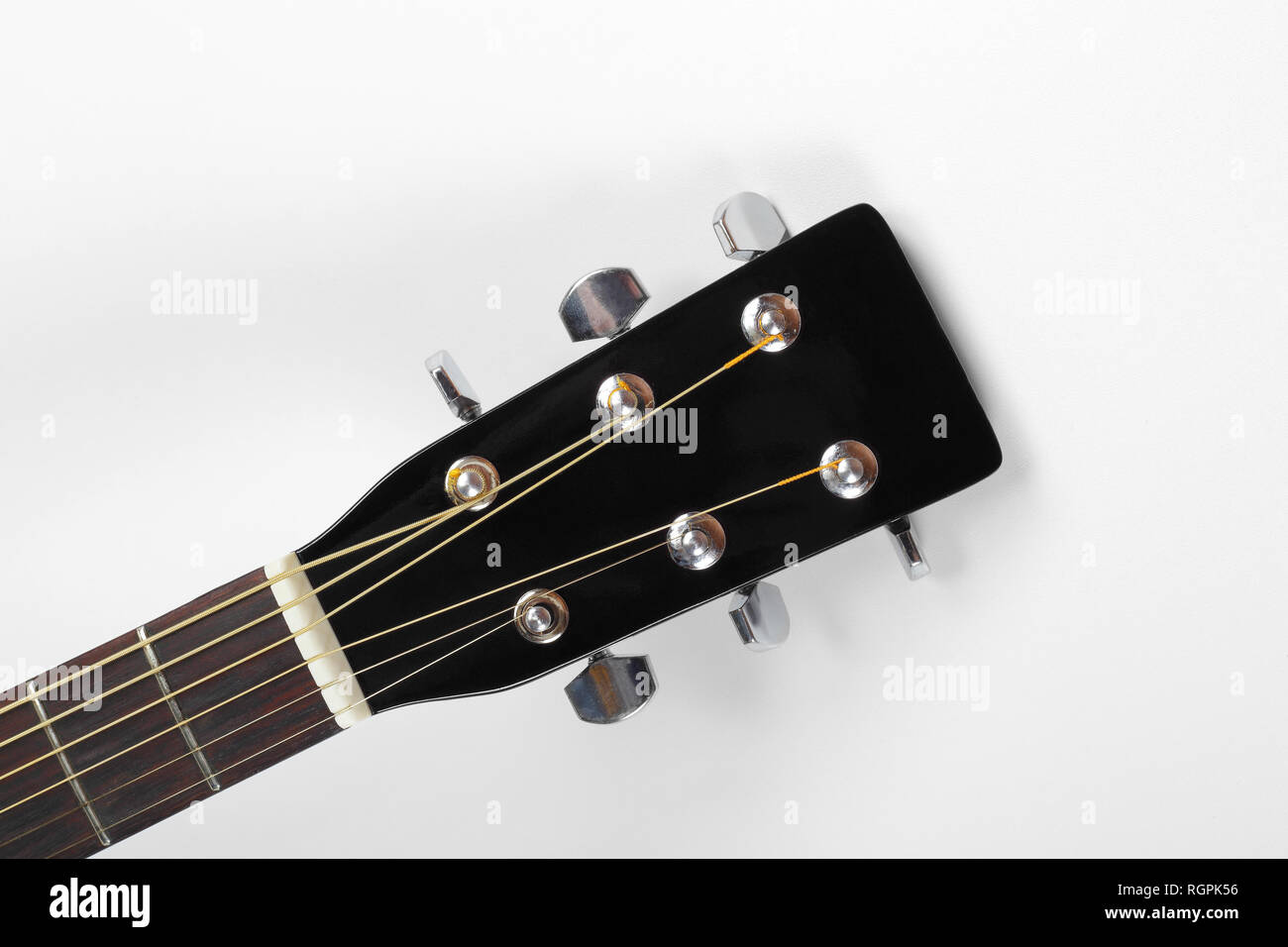 Instrument de musique - Guitare Guitare acoustique noire peghead sur fond blanc. Banque D'Images