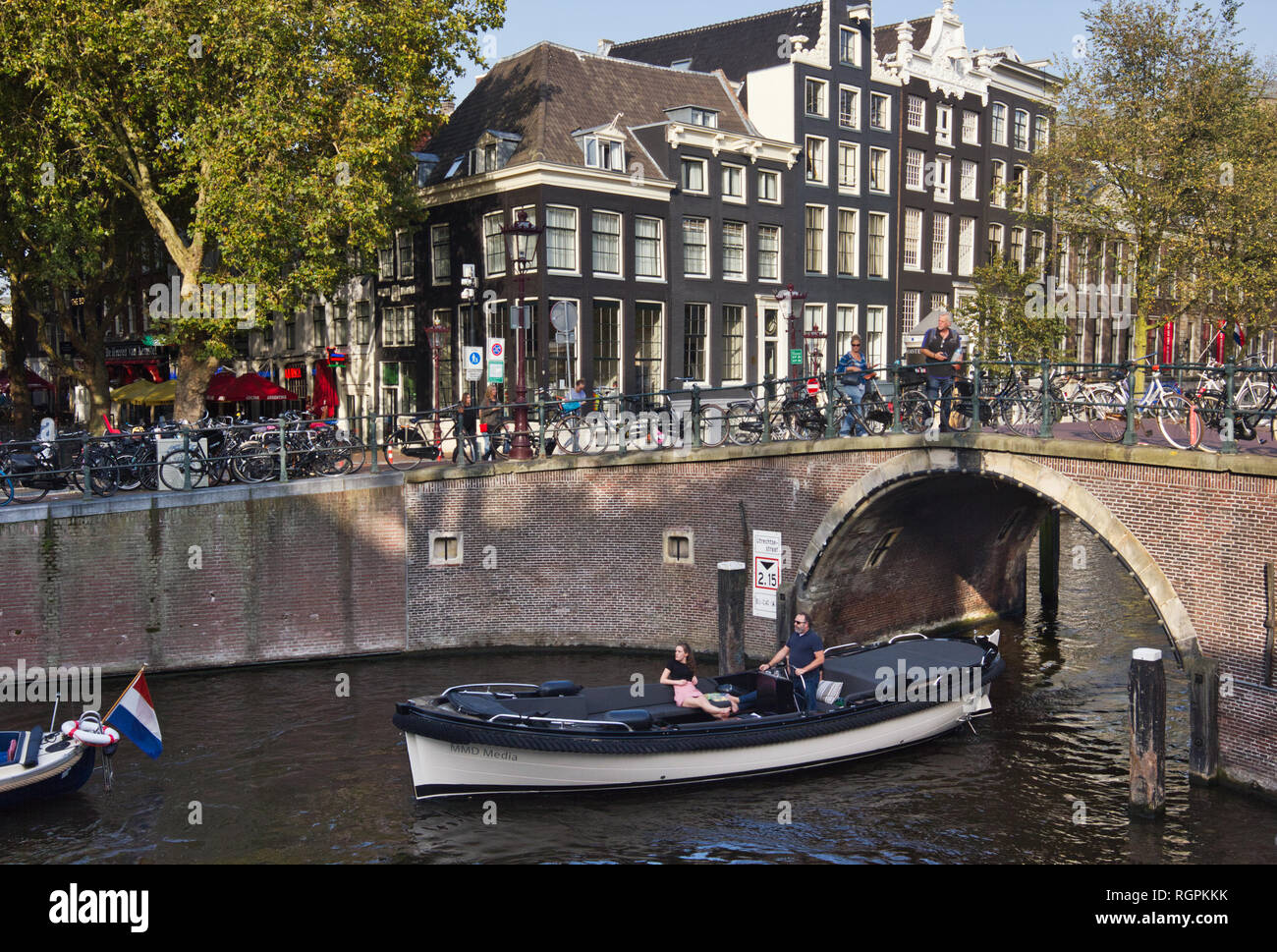 Maisons du canal et bateaux, Amsterdam, Pays-Bas, Europe Banque D'Images