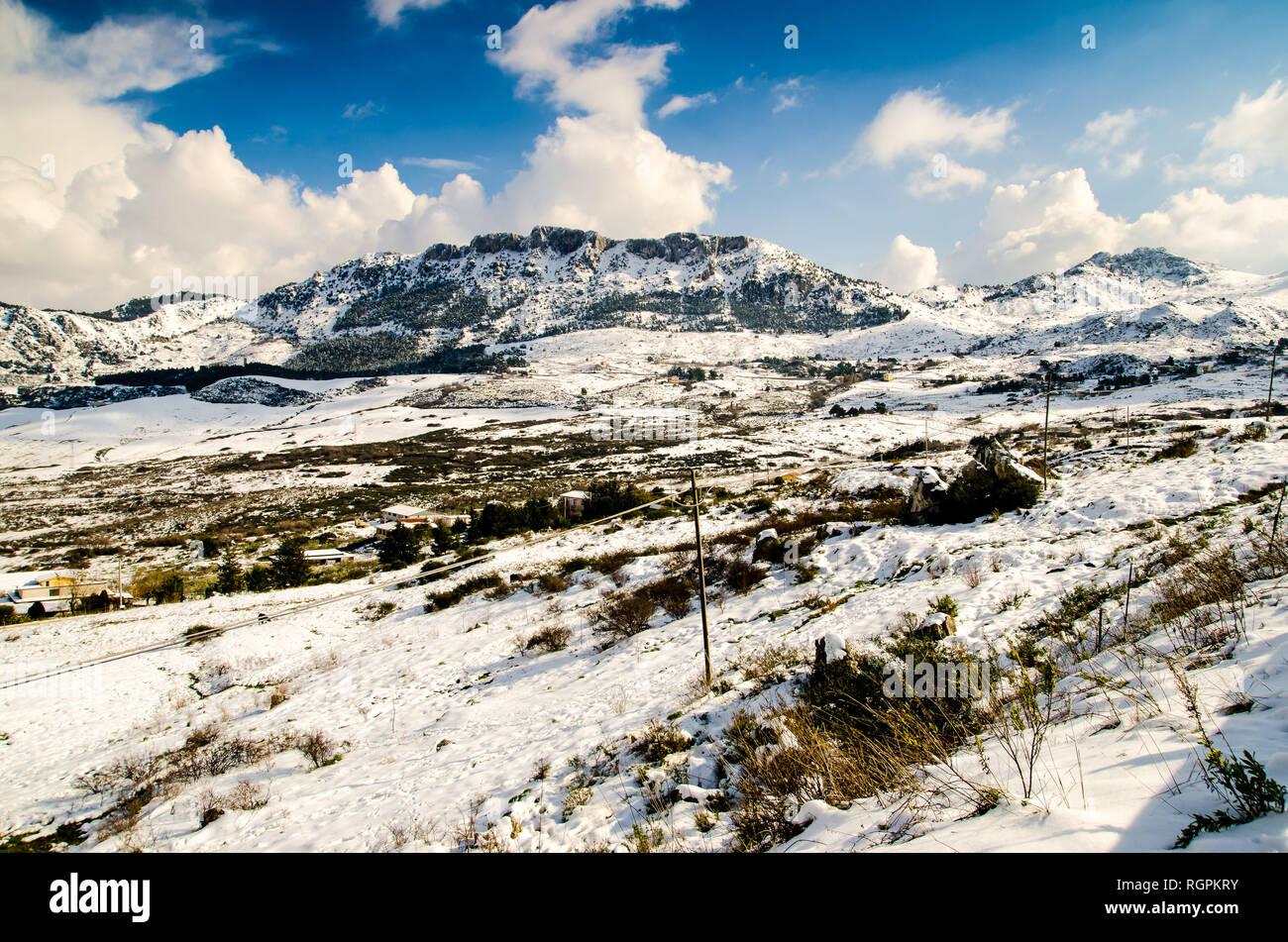 Montagnes de neige blanc près de Poggio San Francesco, Palerme, Sicile, un jour ensoleillé, de l'Italie. Banque D'Images