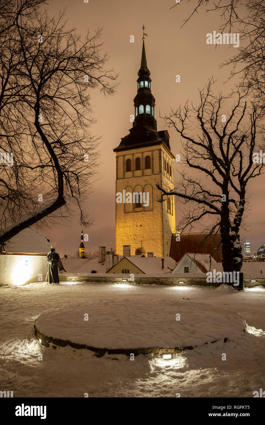 Nuit d'hiver au Jardin du roi danois à Tallinn, Estonie. St Nicholas church tower au loin. Banque D'Images