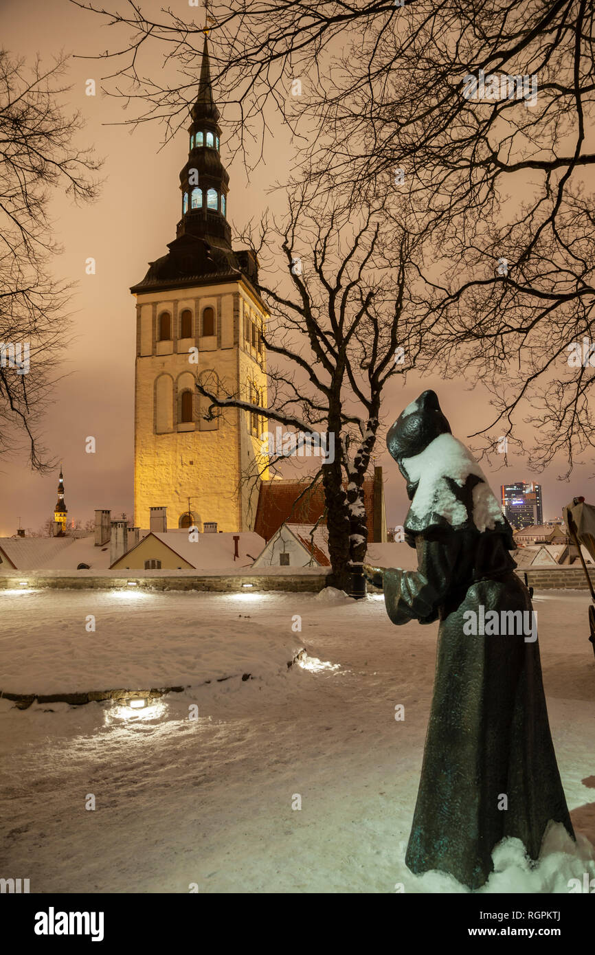 La nuit tombe au jardin du roi danois à Tallinn, Estonie. Banque D'Images
