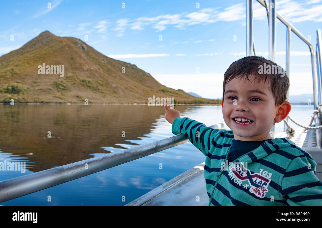 Enfant sur un bateau, le port de Bathurst, au sud-ouest de la Tasmanie, Australie Banque D'Images