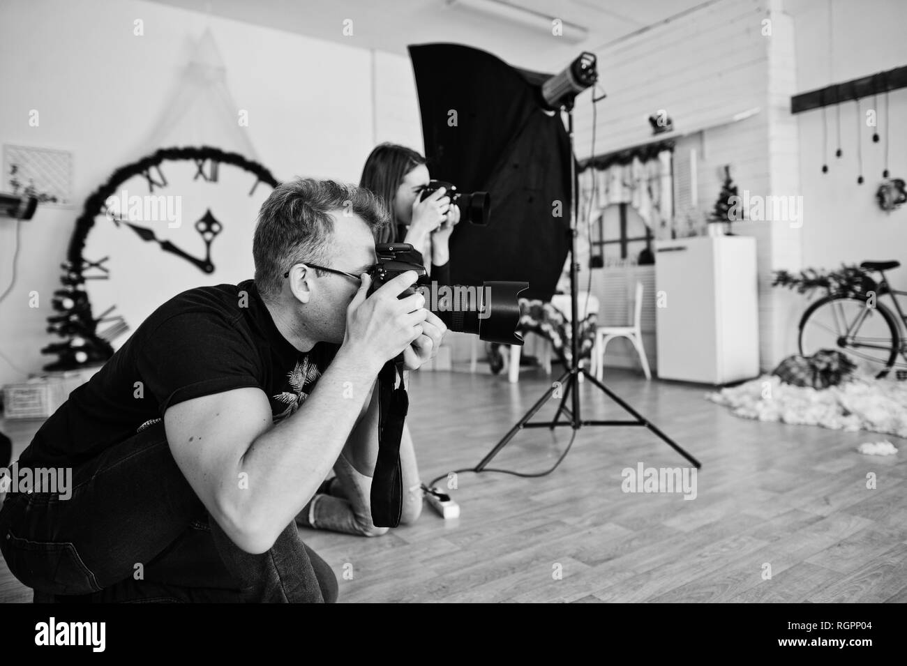 L'équipe de tournage, deux photographes sur le studio. Photographe professionnel sur le travail. Banque D'Images