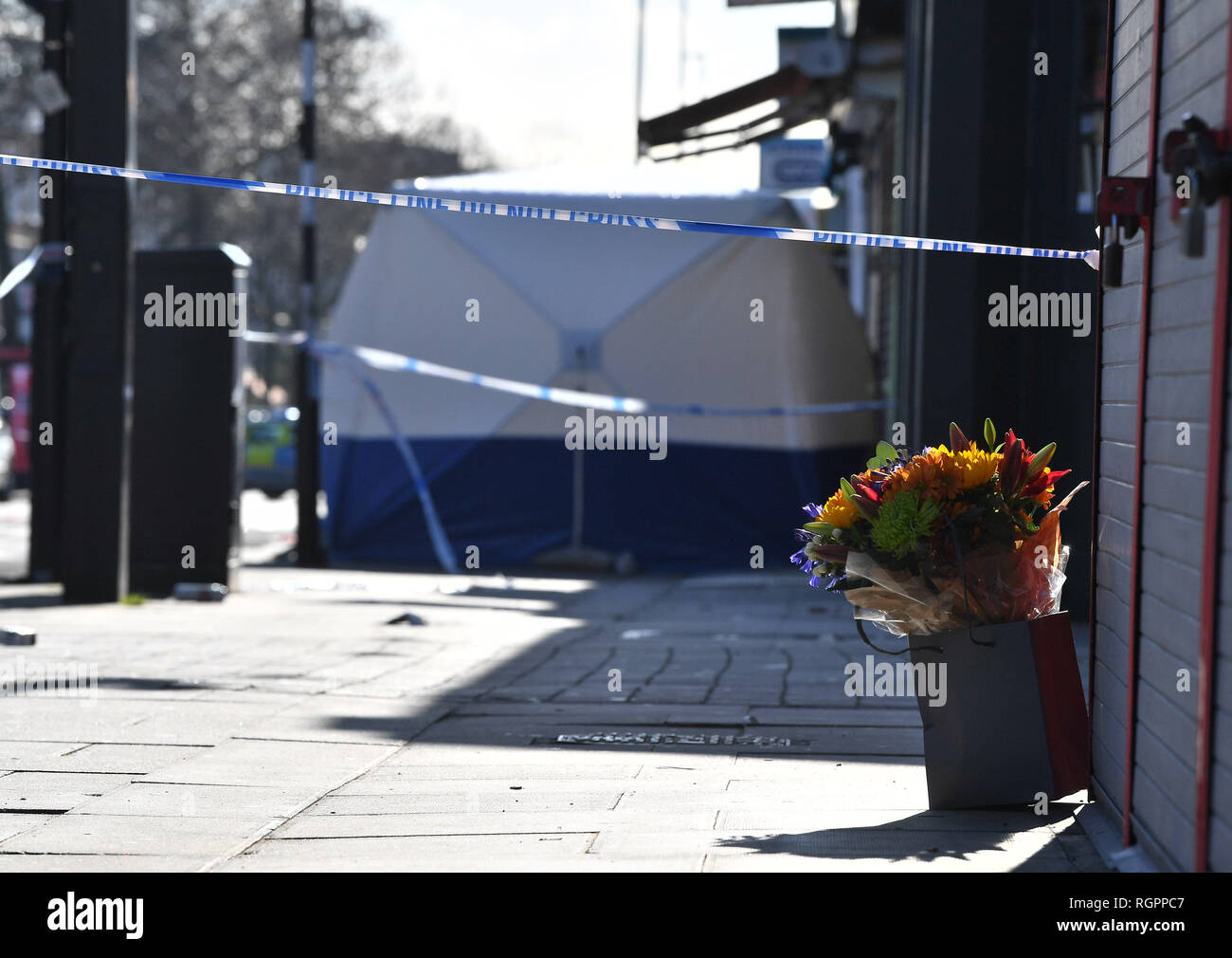Fleurs à la scène à Islington, au nord de Londres où un garçon de 17 ans, qui n'a pas été identifié, a été déclaré mort après avoir été poignardé mardi soir. Banque D'Images