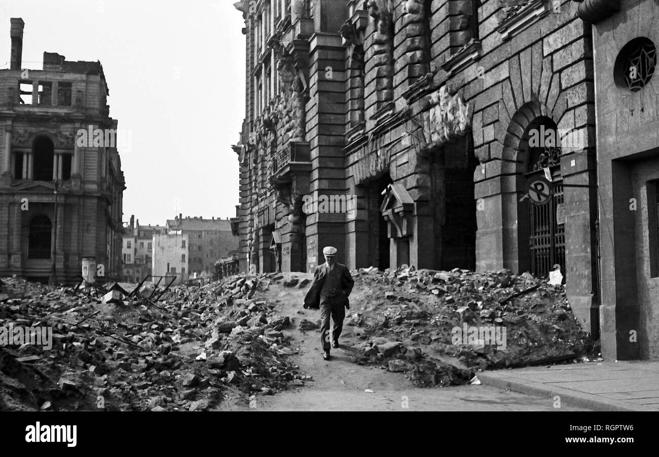 Homme marche sur Karl-Legien-Platz, aujourd'Willy-Brandt-Platz avec les ruines de la Neue Börse, 1947, Leipzig, Saxe, GDR Banque D'Images