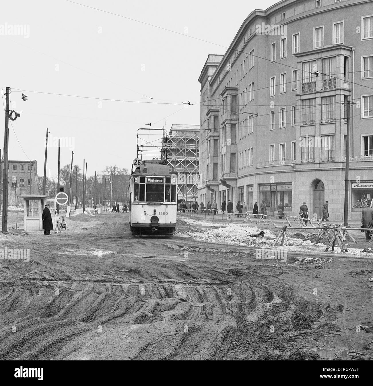 Travaux de construction de routes, tramway pour Märchenwiese, 1958, angle Grünewaldstraße Windmühlenstraße, Leipzig, Saxe, GDR Banque D'Images