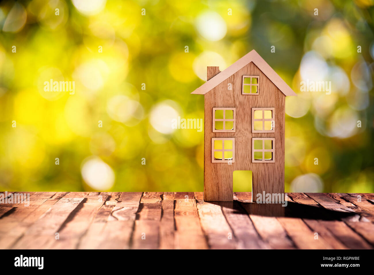 Maison en bois sur plancher en bois en face de la nature avec l'arrière-plan flou Banque D'Images