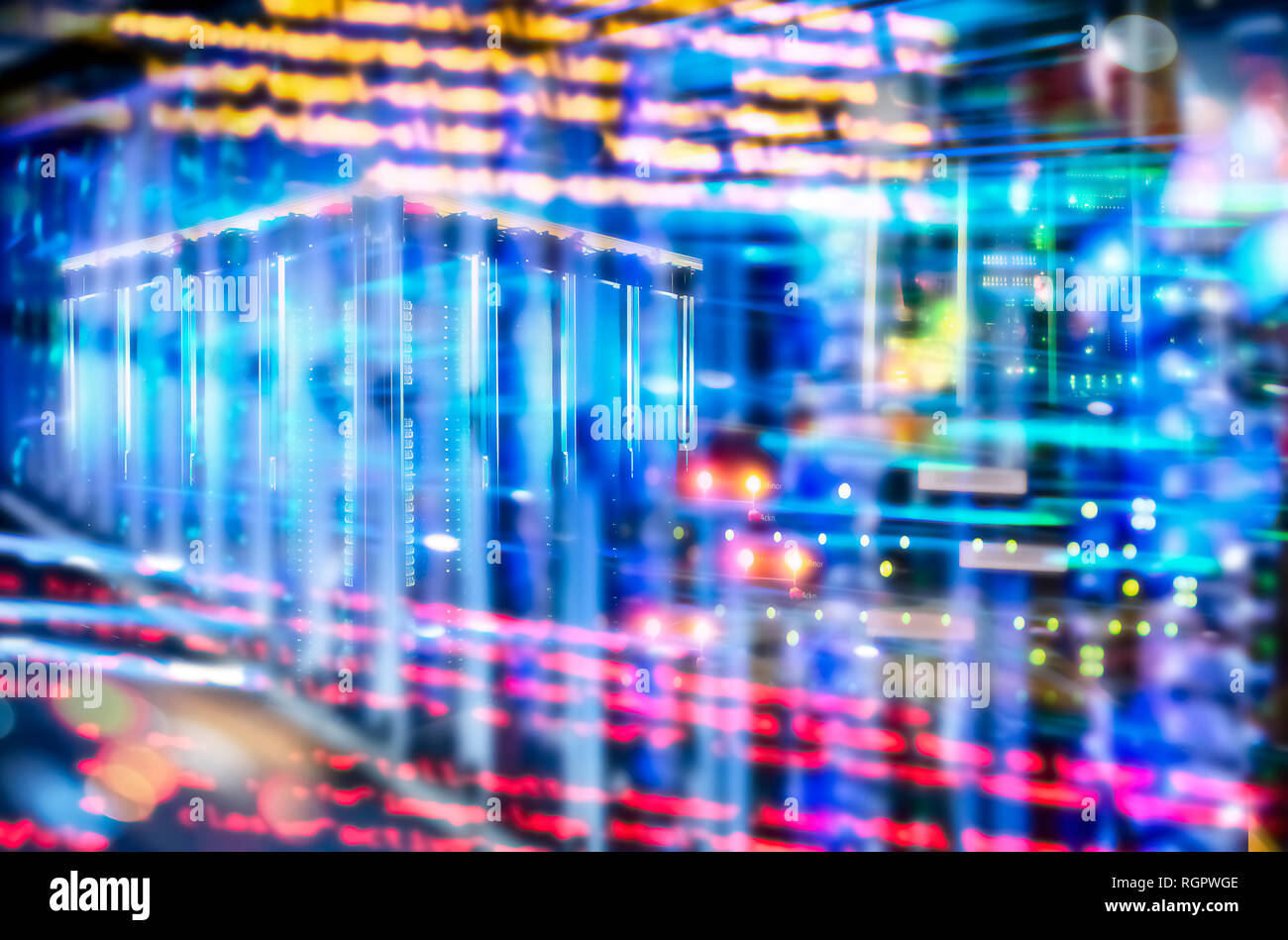Résumé arrière-plan technique avec le code du programme, des racks de serveurs et beaucoup de lumières Banque D'Images