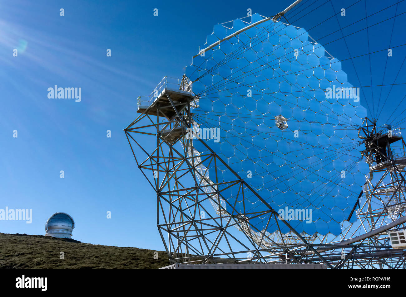 Télescope MAGIC II de la Roque de los Muchachos Observatory avec le Gran Telescopio Canarias en arrière-plan sur La Palma, Canary Islands Banque D'Images